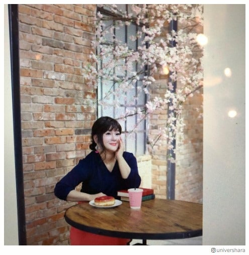 “詐欺メイク”ゆにばーす・はら「奇跡の1枚にはなれなかった写真集」を披露