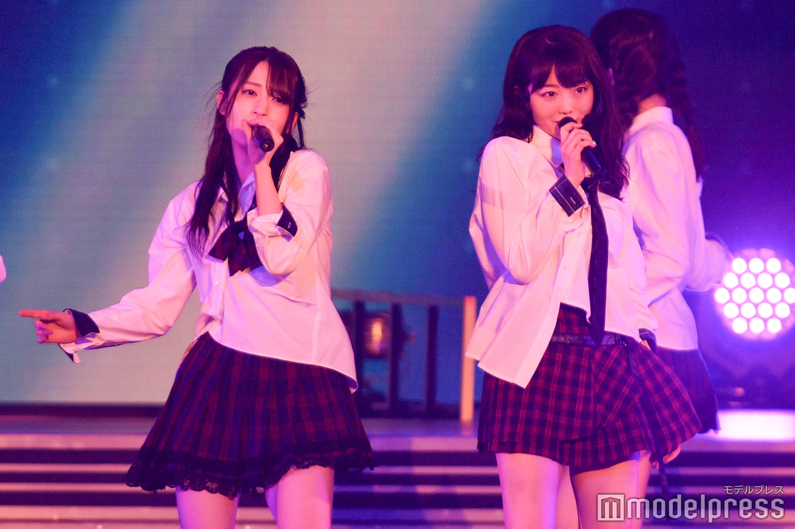 佐々木優佳里、峯岸みなみ「峯岸みなみ卒業コンサート～桜の咲かない春はない～」（C）モデルプレス