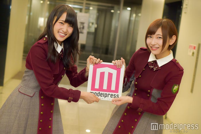 左から:菅井友香、志田愛佳(C)モデルプレス