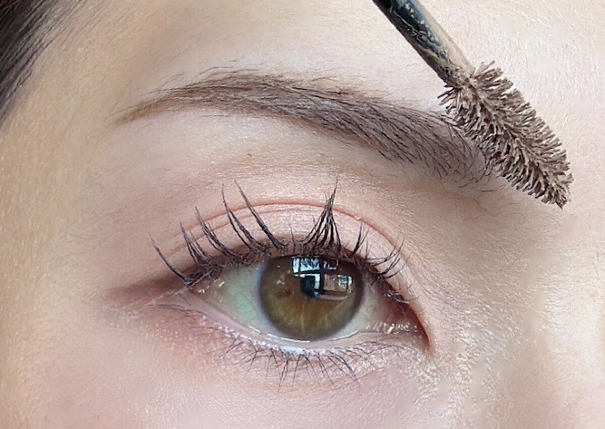 眉頭のアイブロウマスカラの塗り方