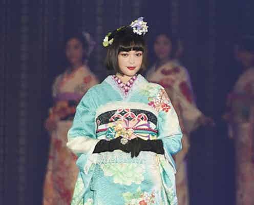 玉城ティナ、振り袖姿で降臨 艶やかランウェイに釘付け