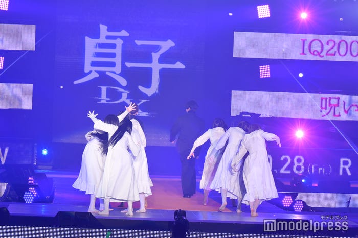 小芝風花&川村壱馬を追う貞子(C)モデルプレス