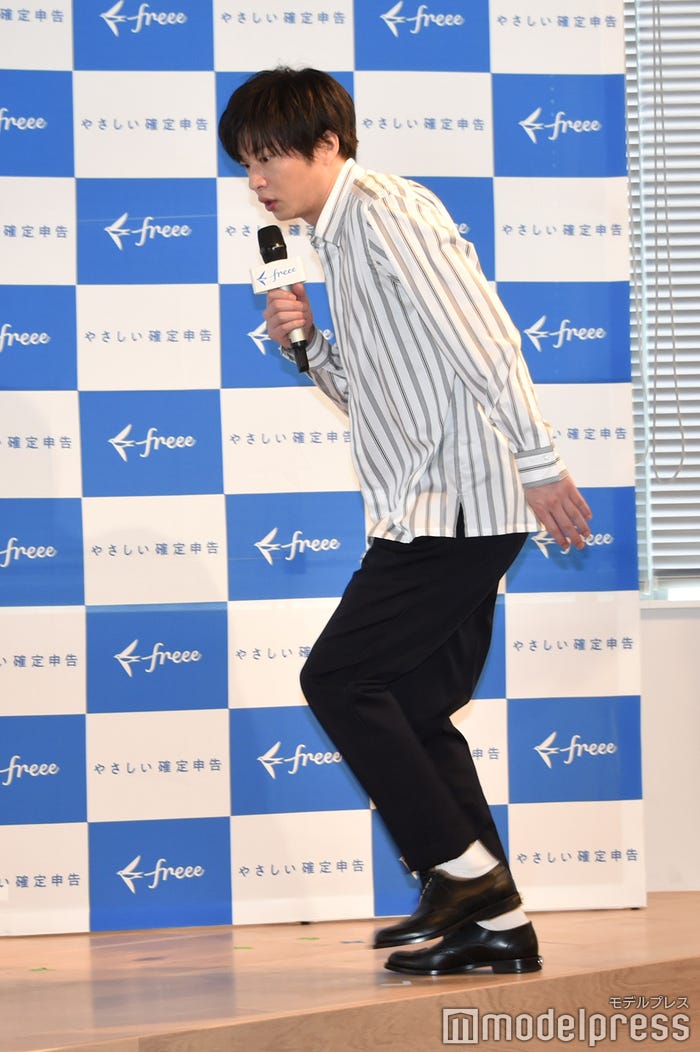 立ち位置を過ぎ去る田中圭(C)モデルプレス