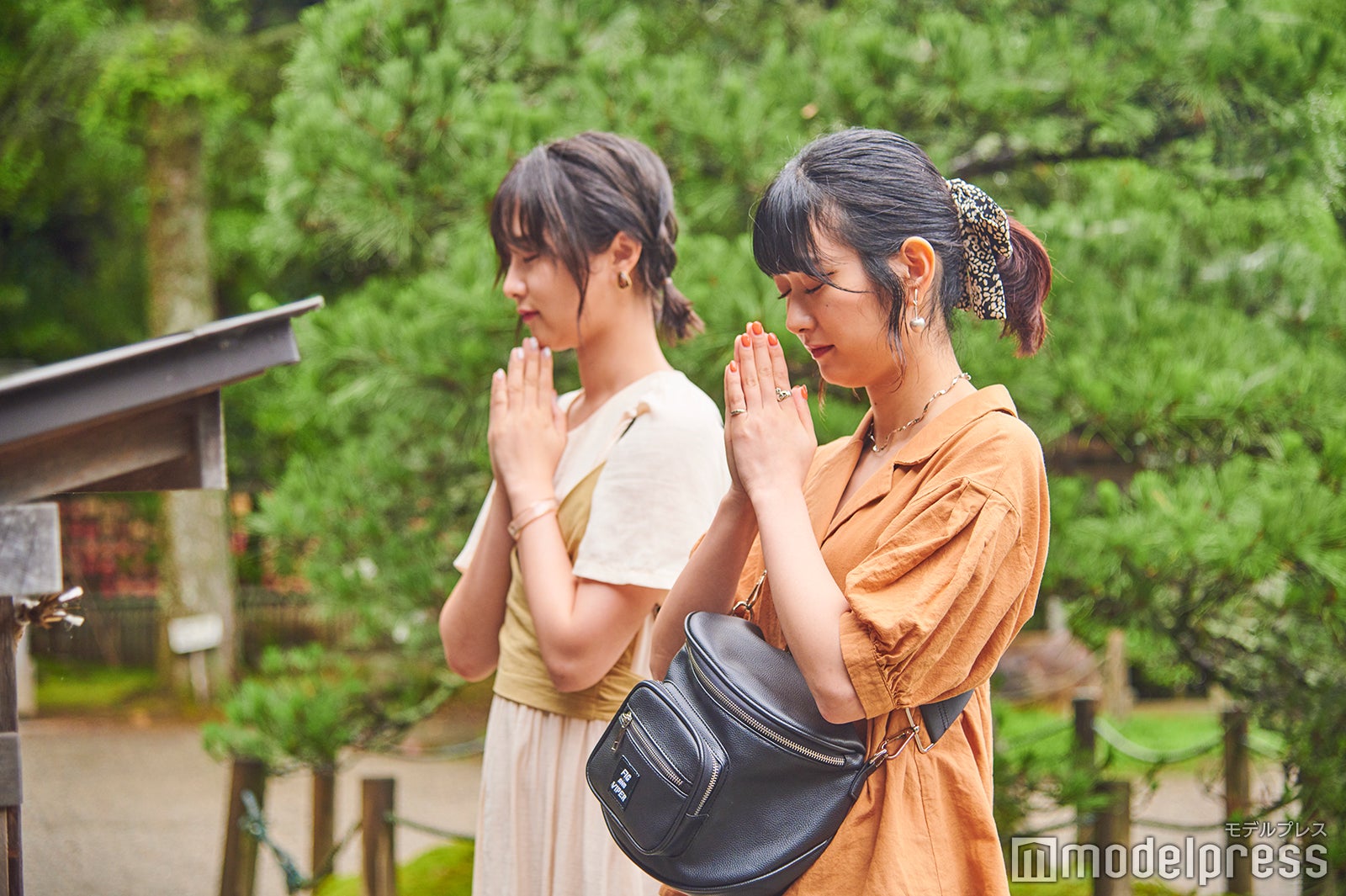 想いを込めてお祈りを（C）モデルプレス