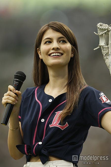 始球式をつとめたマギー