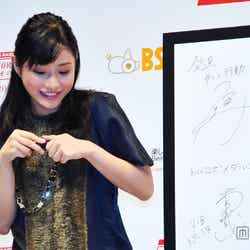 メッセージを書き入れた石原さとみ