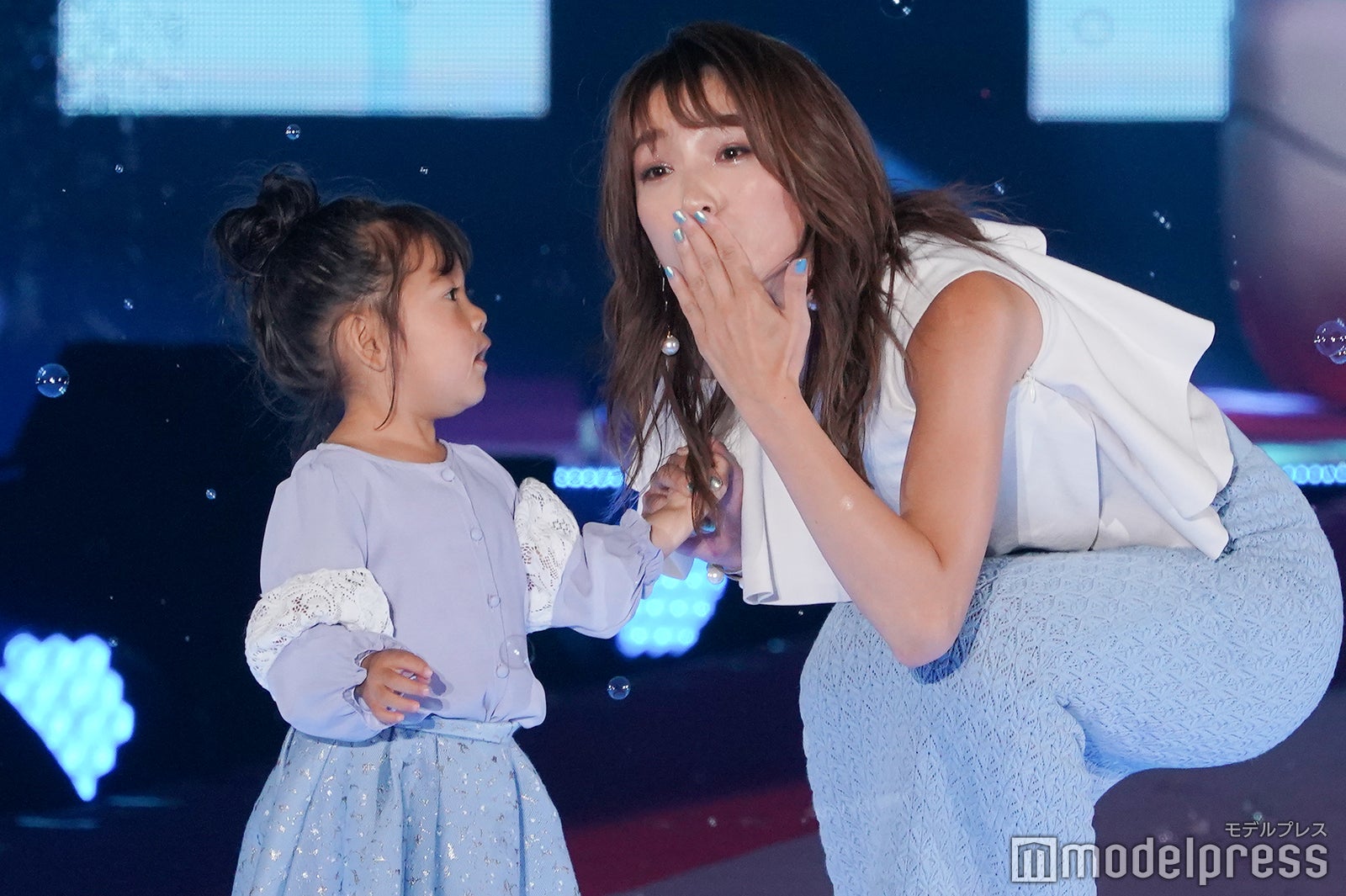 木下優樹菜、茉叶菜ちゃん親子（C）モデルプレス