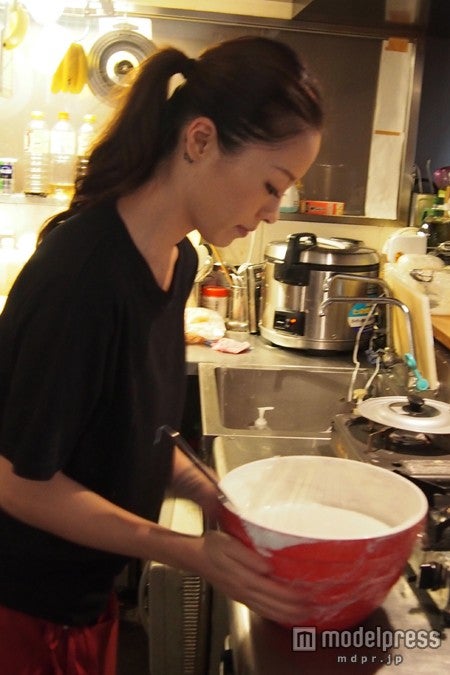 「しぶや区」厨房で調理する小森純