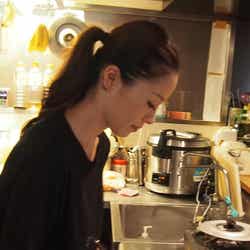 「しぶや区」厨房で調理する小森純