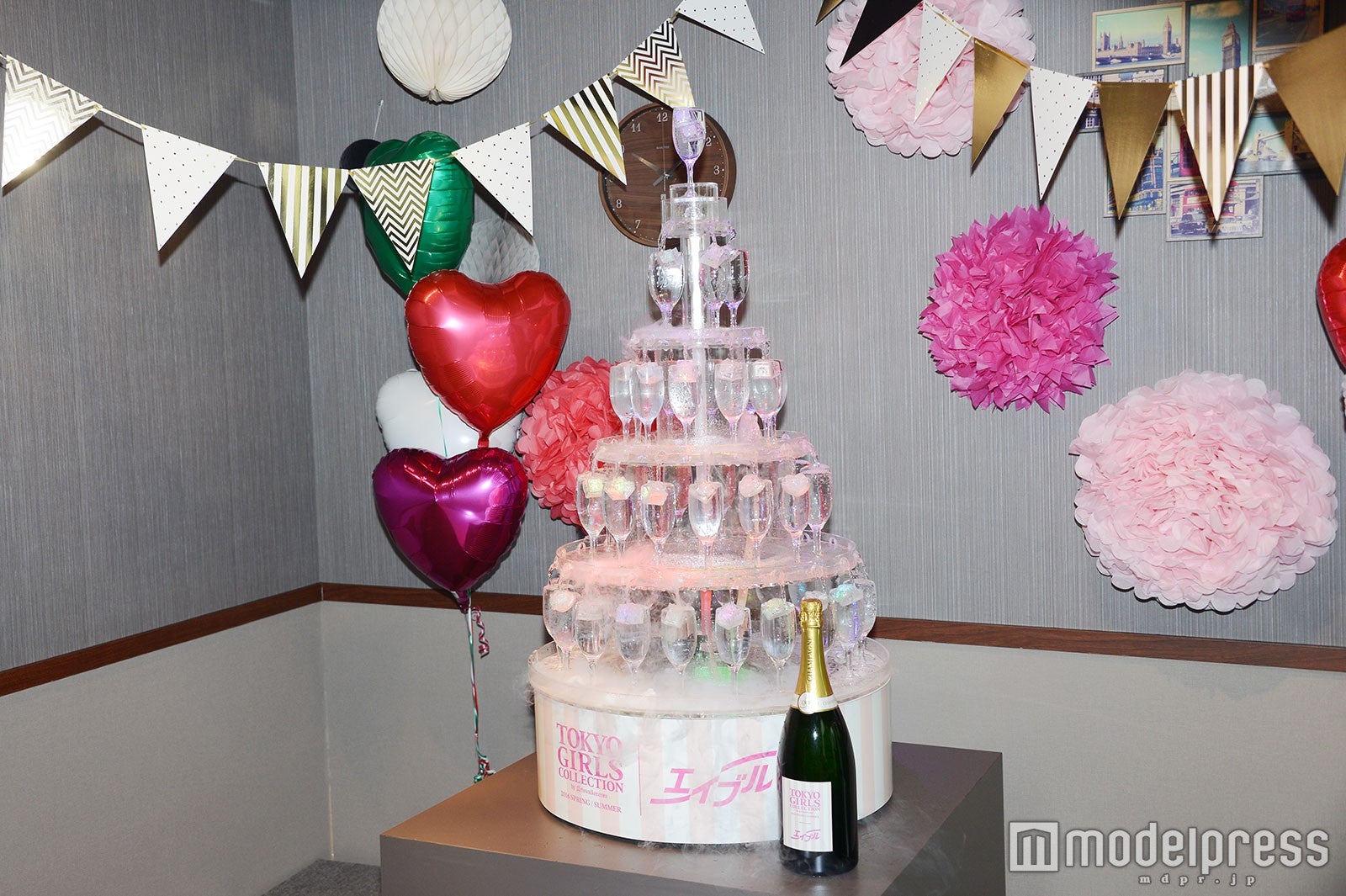 可愛いセットでの撮影（C）モデルプレス