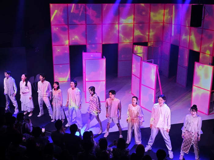 ミュージカル「H12」物語冒頭の全員歌唱シーン(提供写真)