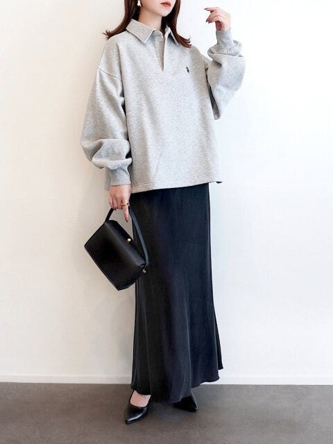 2025冬モノトーンきれいめカジュアル黒ワンピ×グレーポロスウェットのこなれ旬スタイル