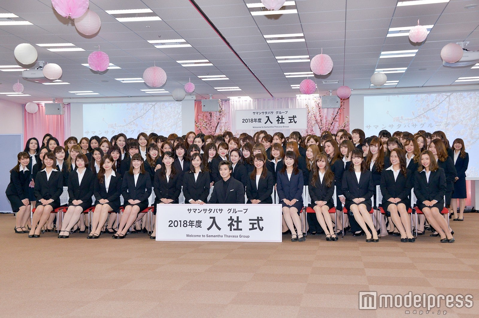 新田真剣佑と新入社員で記念撮影（C）モデルプレス