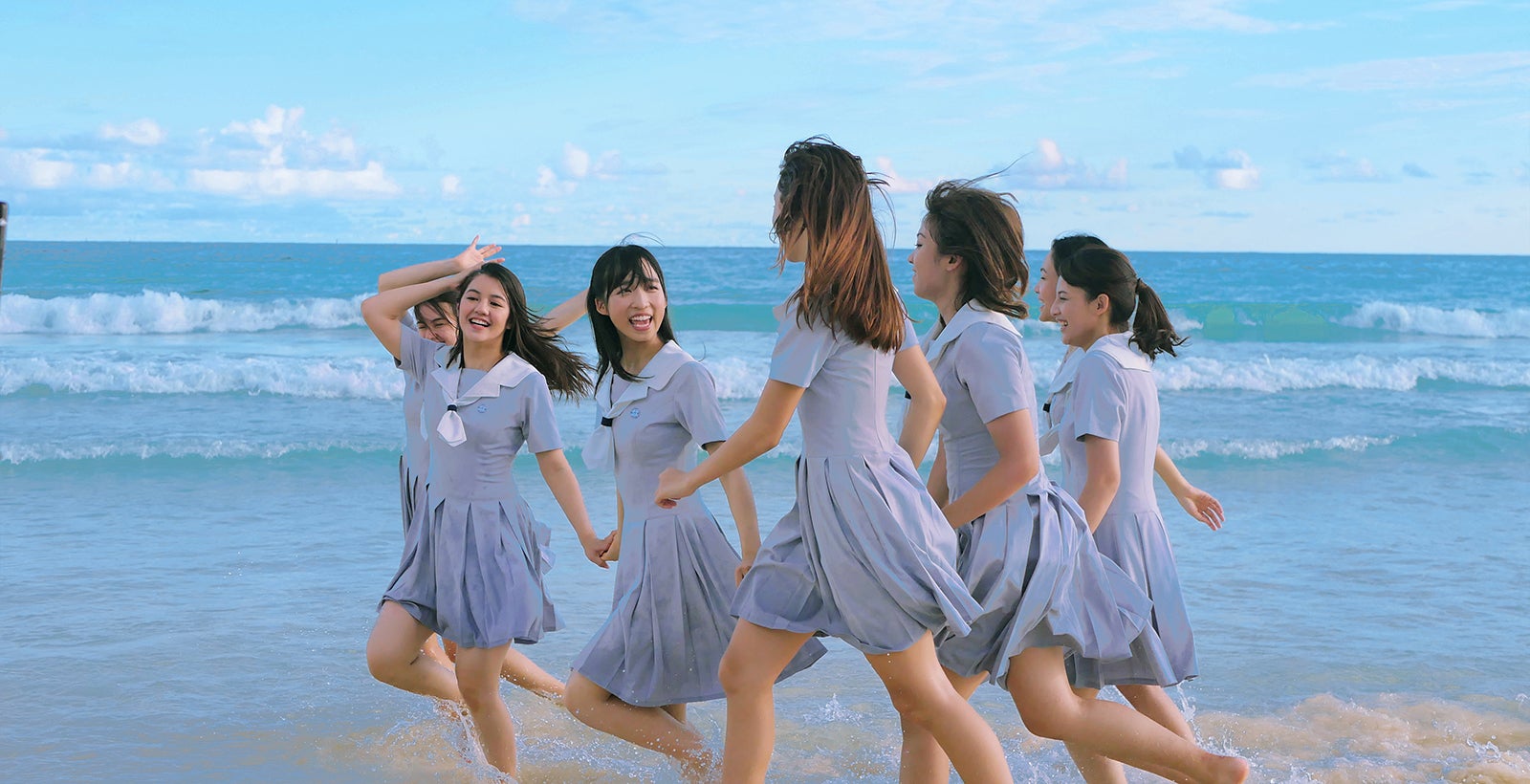 （中央）小栗有以（C）P.T. Amerta Indah Otsuka