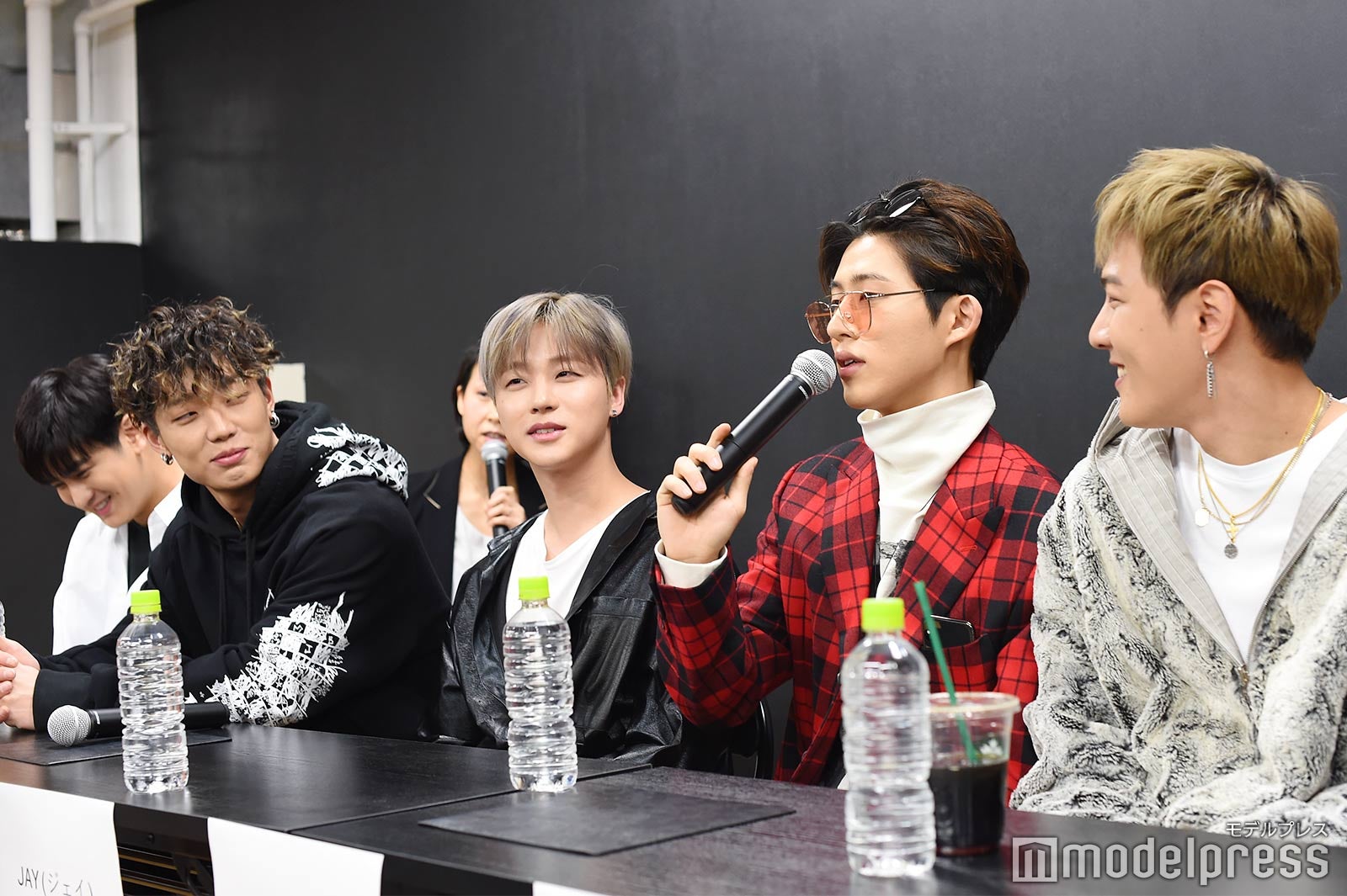 (左から）CHAN、BOBBY、JAY、B.I、DK （C）モデルプレス