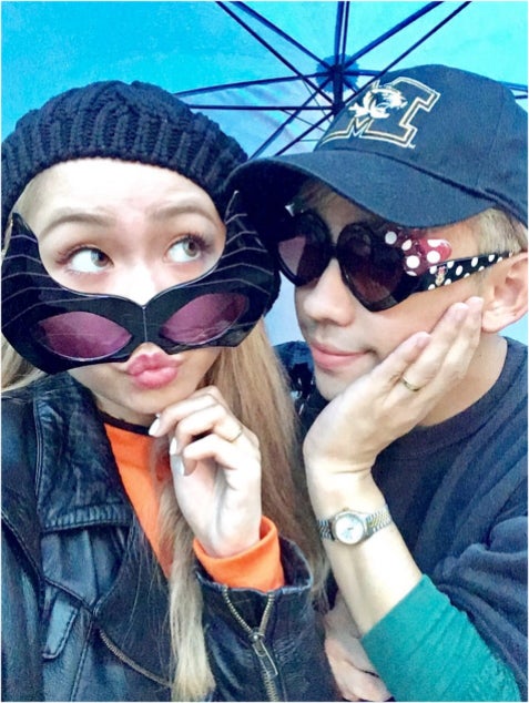 ぺこ＆りゅうちぇる、結婚指輪がキラリ！“夫婦ディズニー”で幸せオーラ全開