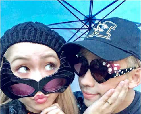 ぺこ&りゅうちぇる、結婚指輪がキラリ!“夫婦ディズニー”で幸せオーラ全開