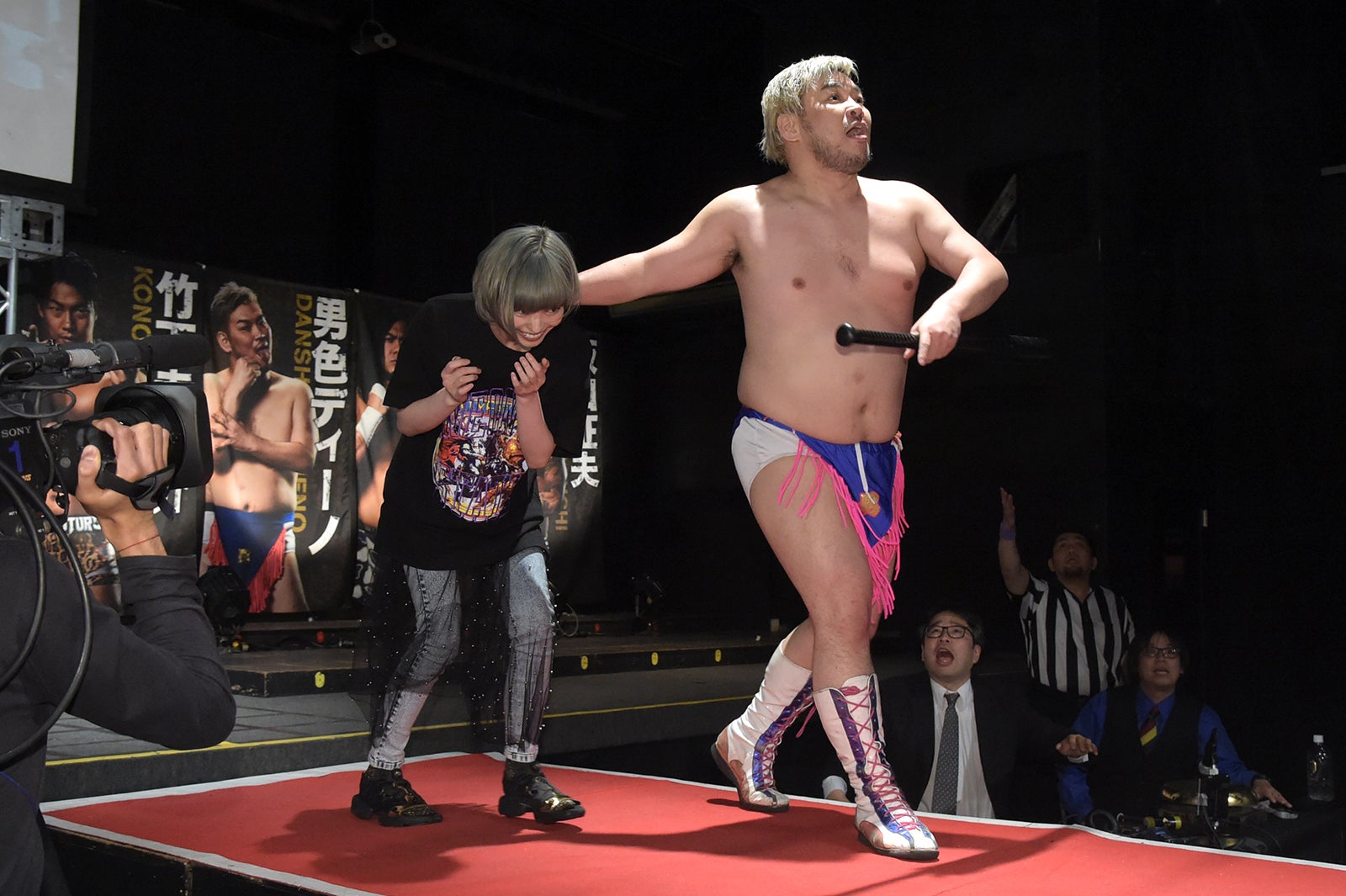 騒然とするなかリングへ…（C）Abema TV