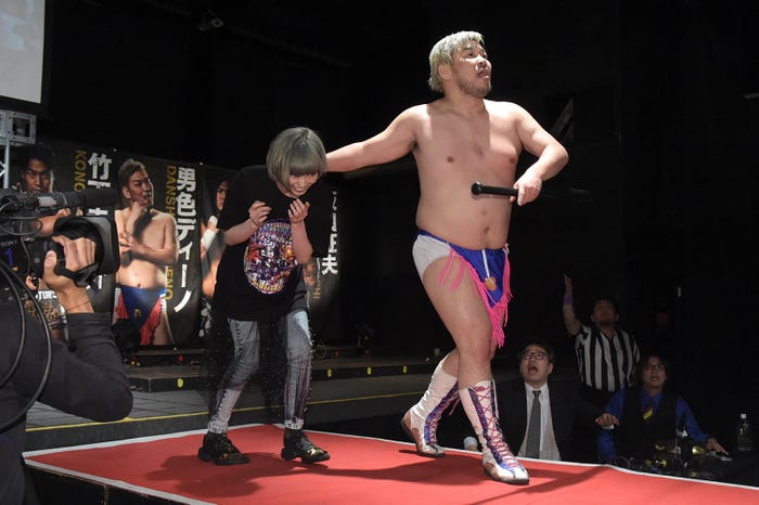 騒然とするなかリングへ…(C)Abema TV