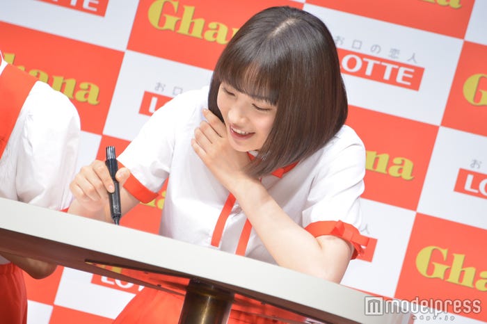 真剣に似顔絵を描く(C)モデルプレス