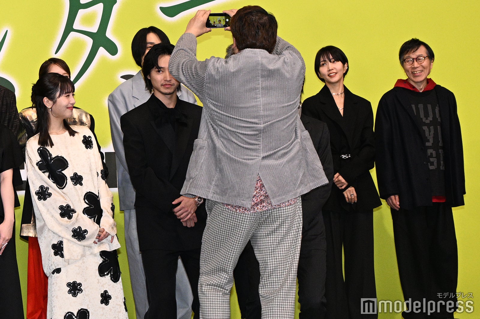 浜辺美波、山崎賢人、間宮祥太朗らを撮影する福田雄一監督（C）モデルプレス