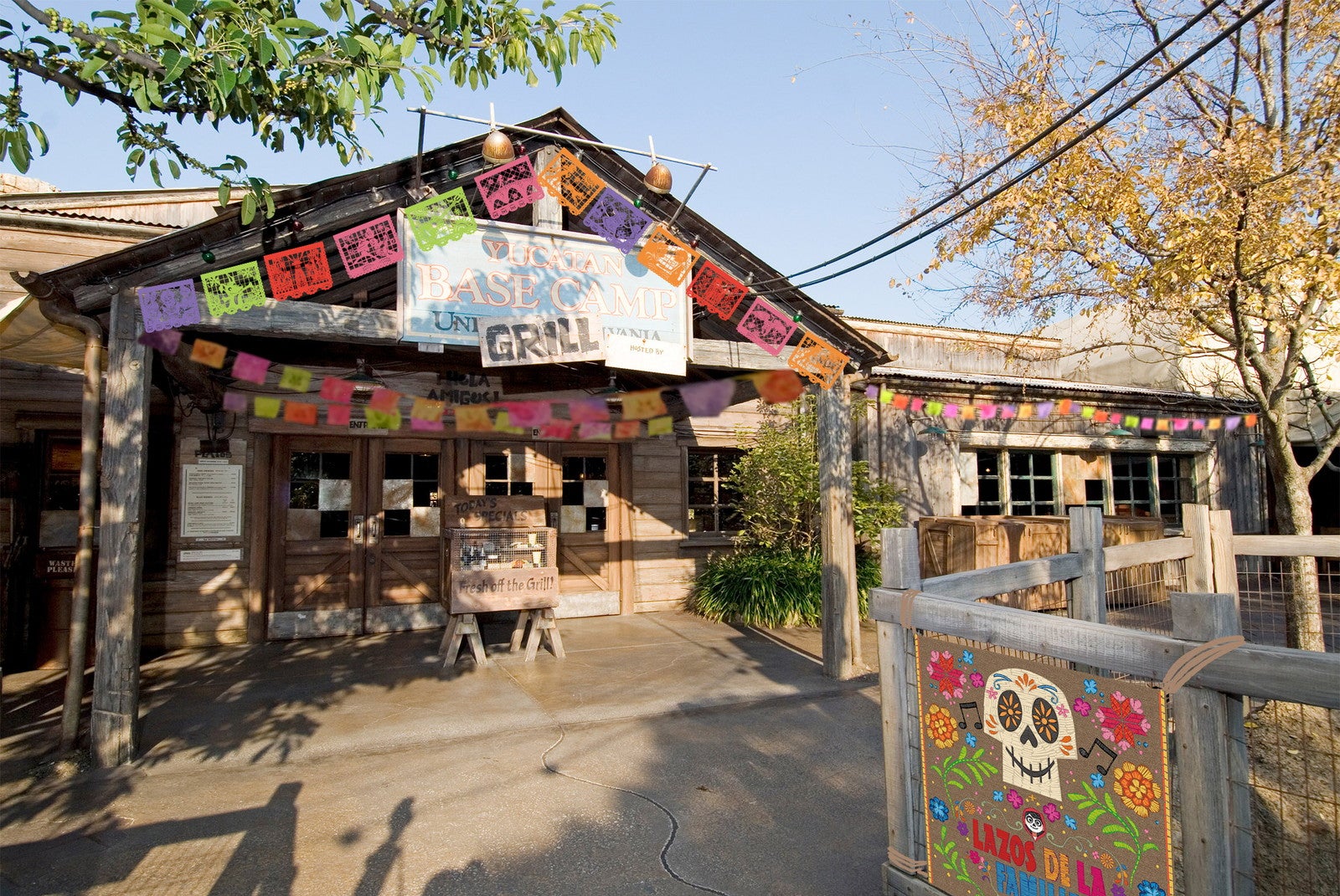 「ユカタン・ベースキャンプ・グリル」デコレーション（C）Disney／Pixar