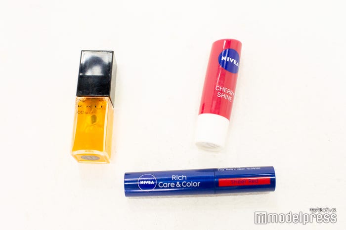 (左から)KATECCリップオイル03、ニベアリップケアシャインシリーズチェリー、ニベアリッチケア&カラーリップシアーレッド (C)モデルプレス