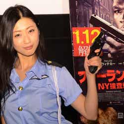 拳銃をかまえポーズを決める壇蜜