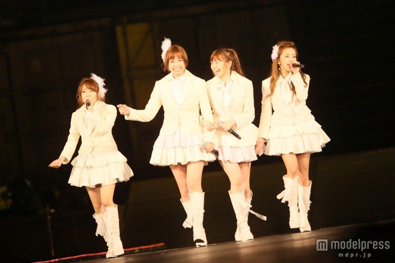 高橋みなみ、篠田麻里子、小嶋陽菜、板野友美／「AKB48 2013真夏のドームツアー～まだまだ、やらなきゃいけないことがある～」福岡公演1日目より（C）AKS