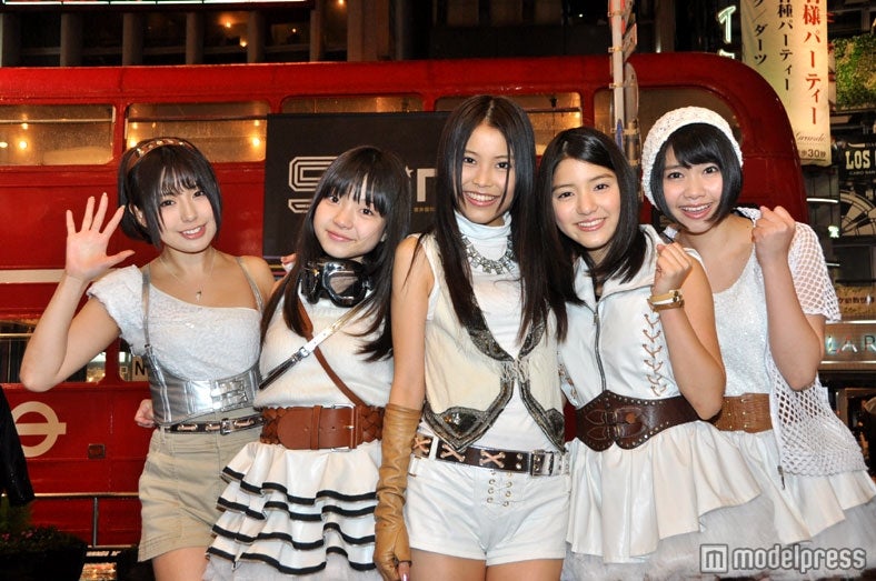 人気ガールズユニット、キュートなミニ衣装で極寒ライブ　約1000人のファンをホットに