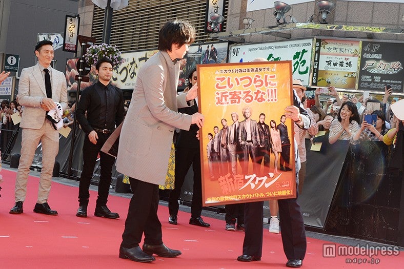 ポスターを贈呈