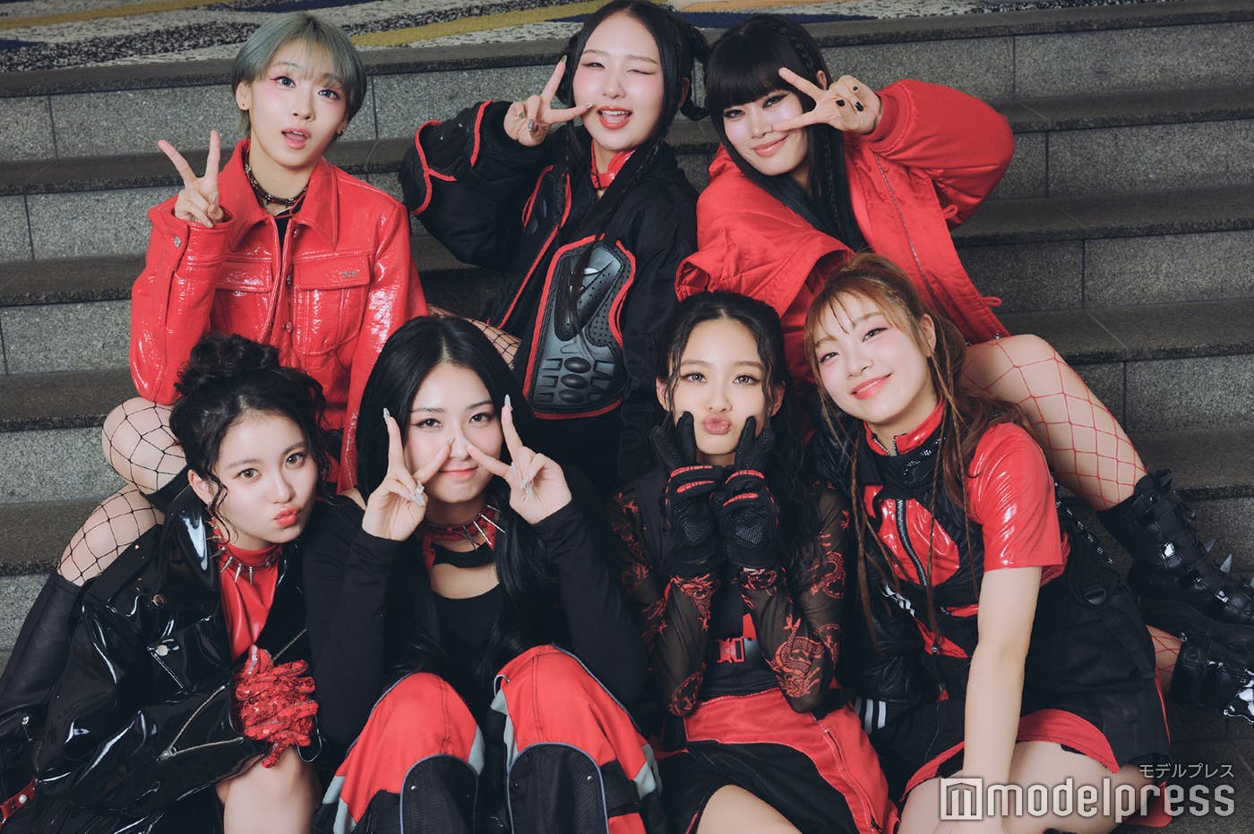 (上段左から)JISOO(ジス)、CHIKA(チカ)、NAOKO(ナオコ)(下段左から)KOHARU(コハル)、MOMOKA(モモカ)、YURI(ユリ)、MAHINA(マヒナ)/HANA(C)モデルプレス