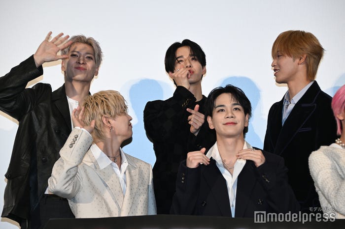 ライブフィルムでの與那城奨を真似する佐藤景瑚、周りのメンバー(C)モデルプレス