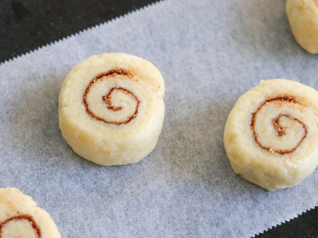 手のひらで軽く押さえて高さを1.5～2cmにし、180℃で15分焼く。