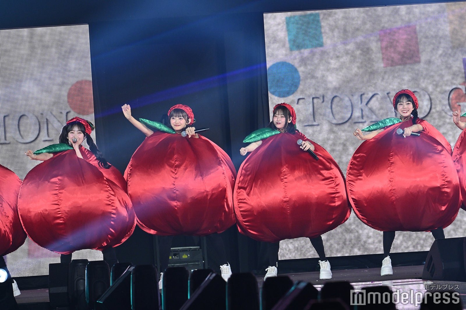 CUTIE STREET、りんご姿でパフォーマンス「白雪姫」スペシャルステージで吉柳咲良と夢の共演【TGC2025S/S】