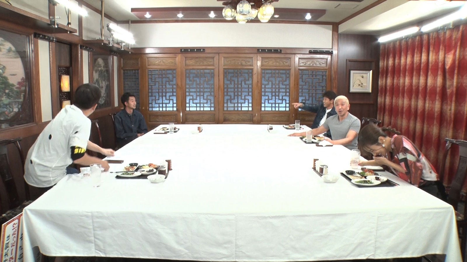 （左手前から時計回りに）坂上忍、仲野太賀、浜田雅功、松本人志、夏菜（C）フジテレビ