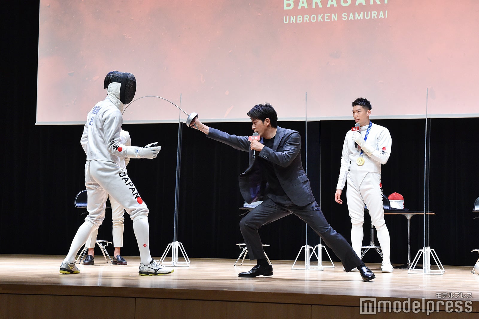 突きを披露する岡田准一（C）モデルプレス