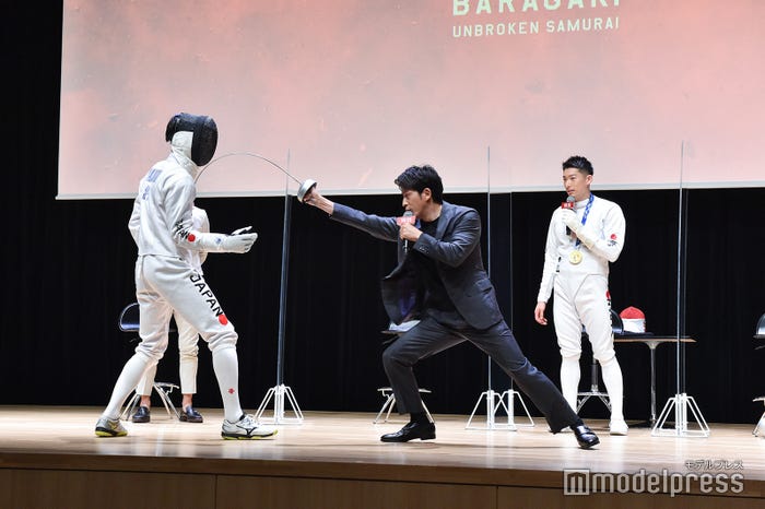 突きを披露する岡田准一(C)モデルプレス