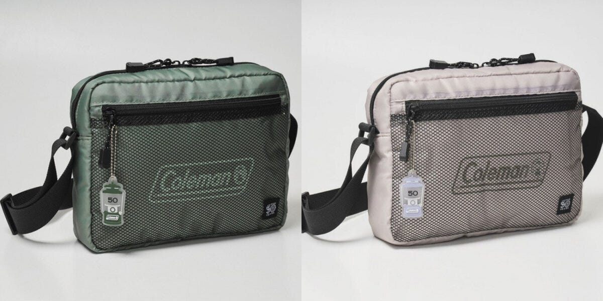 カーキとグレージュのColemanショルダーバッグが並んで置かれている カーキとグレージュのColemanショルダーバッグが並んで置かれている
