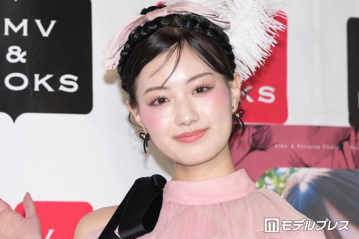 鶴嶋乃愛、ほっそり二の腕際立つ“妖精風コーデ”で登場「小説などにも挑戦してみたい」2年半の連載経て文筆業に意気込み