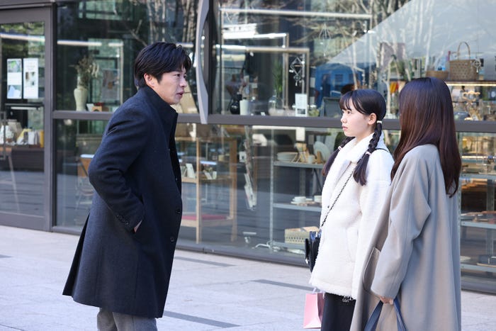 田中圭、稲垣来泉、川口春奈「アンサンブル」第8話(C)日本テレビ