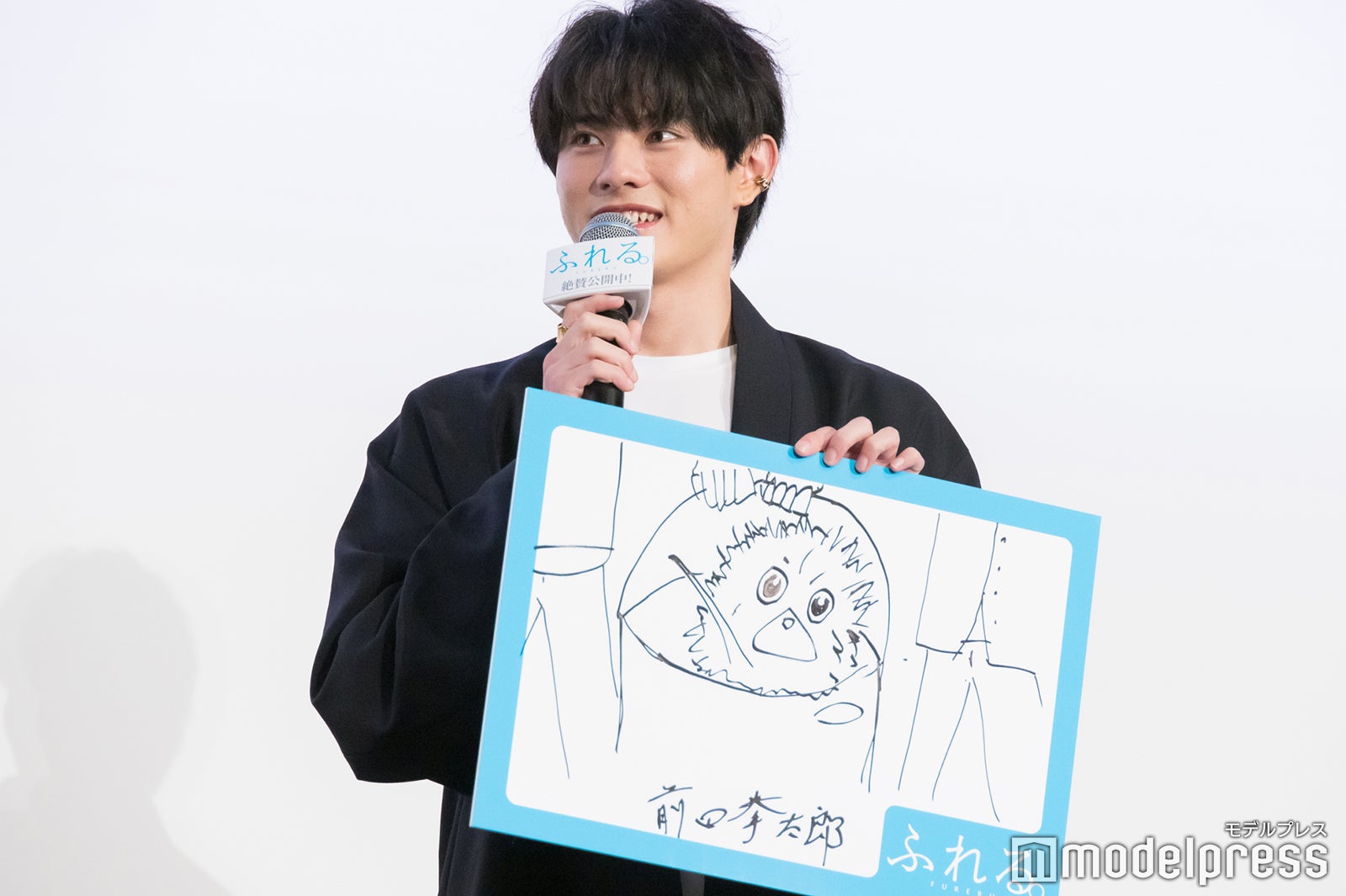 イラストを披露した前田拳太郎（C）モデルプレス