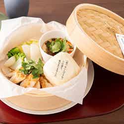 蒸し鶏のせいろ 税込2,090円(C)日向夏/イマジカインフォス イラスト:しのとうこ