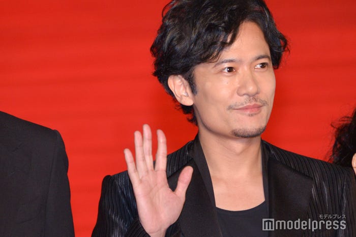 歓声に手を振る稲垣吾郎 (C)モデルプレス