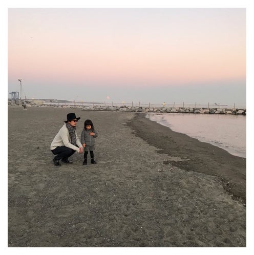 海で黄昏れる一コマも／稲垣吾郎オフィシャルブログ（Ameba）より