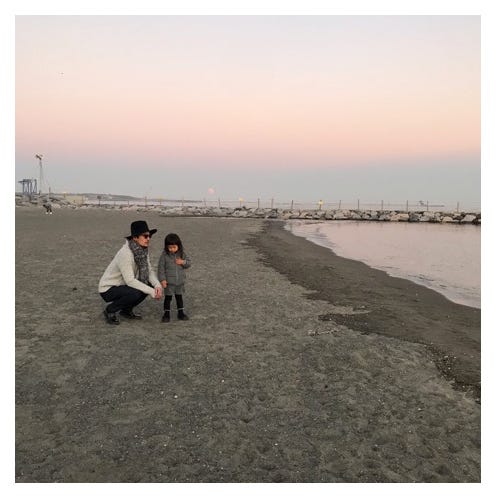 海で黄昏れる一コマも/稲垣吾郎オフィシャルブログ(Ameba)より