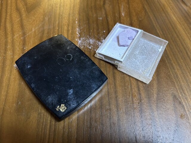 使いかけで放置されたコスメ