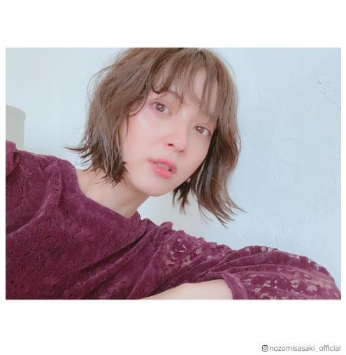 佐々木希“くしゅくしゅヘア”&ナチュラルショットに反響「透明感あふれてる」「美しすぎる」