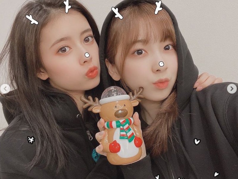 NiziUミイヒ＆リマがはしゃぐ クリスマスの様子公開「みんなでプレゼント交換」