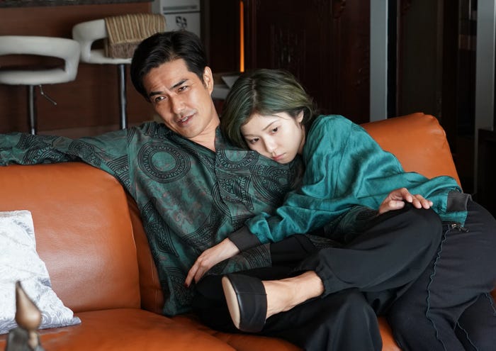 北村一輝、松岡茉優(C)2022「ヘルドッグス」製作委員会